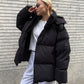 Wattierte damenjacke mit kapuze - warme daunenjacke im kurzen modell