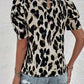 Amelia – allover-print-bluse mit rundhalsausschnitt