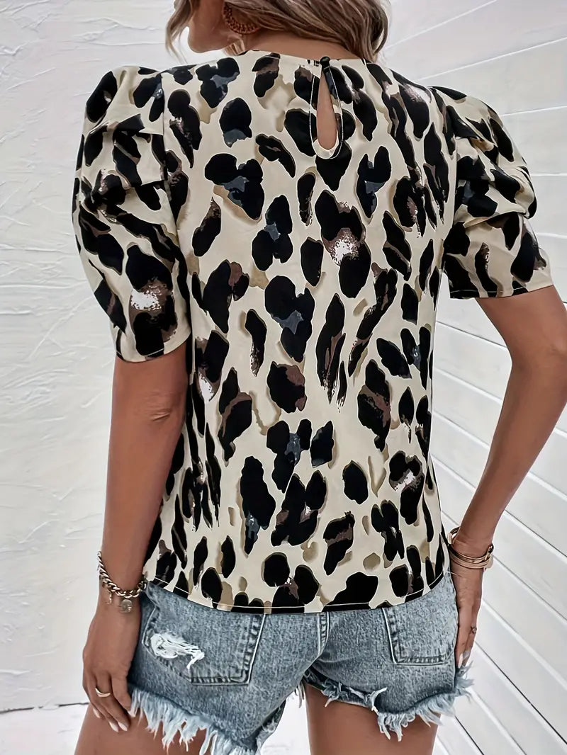 Amelia – allover-print-bluse mit rundhalsausschnitt
