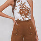 Abigail – elegantes set aus neckholder-top und shorts mit blumenmuster und bindeband