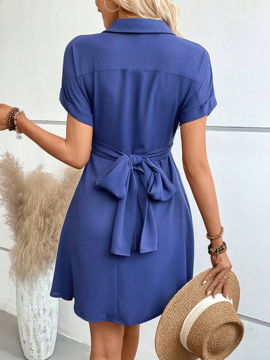 Zoe – blaues, schlichtes minikleid mit kurzen armeln und kragen
