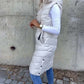 Ärmellose, lässige steppjacke mit kapuze und reißverschluss