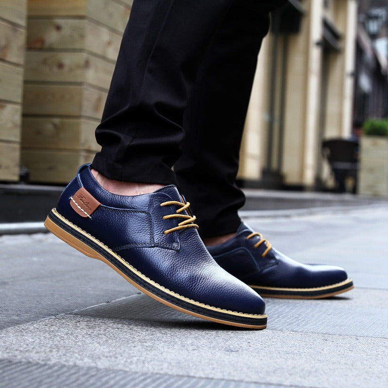 Hochwertige oxford-herrenschuhe aus leder in verschiedenen farben