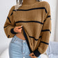 Gestreifter rollkragenpullover mit langen armeln, gestrickt