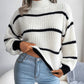 Gestreifter rollkragenpullover mit langen armeln, gestrickt