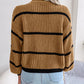 Gestreifter rollkragenpullover mit langen armeln, gestrickt