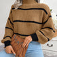 Gestreifter rollkragenpullover mit langen armeln, gestrickt