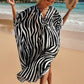 Strandkleid mit zebra-print und v-ausschnitt
