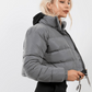 Kurze pufferjacke mit kordelzug - tragen