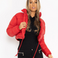 Kurze pufferjacke mit kordelzug - tragen