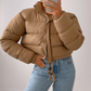 Kurze pufferjacke mit kordelzug - tragen