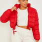 Kurze pufferjacke mit kordelzug - tragen