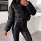 Kurze pufferjacke mit kordelzug - tragen