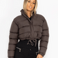 Kurze pufferjacke mit kordelzug - tragen