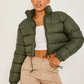 Kurze pufferjacke mit kordelzug - tragen
