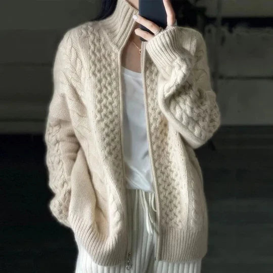 Evelyn – cable knit cardigan mit weichem wollanteil