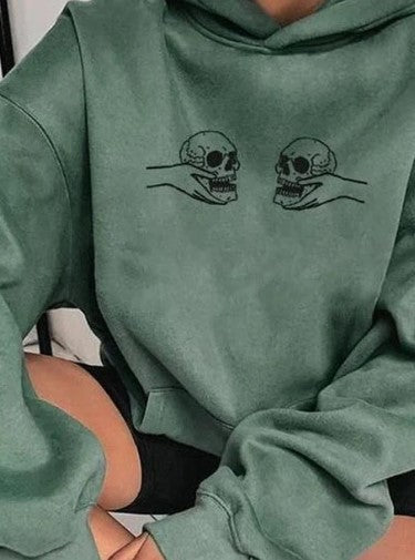 Linnea – stylischer totenkopf-hoodie