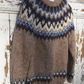 Victoria – brauner vintage-pullover mit rundhalsausschnitt